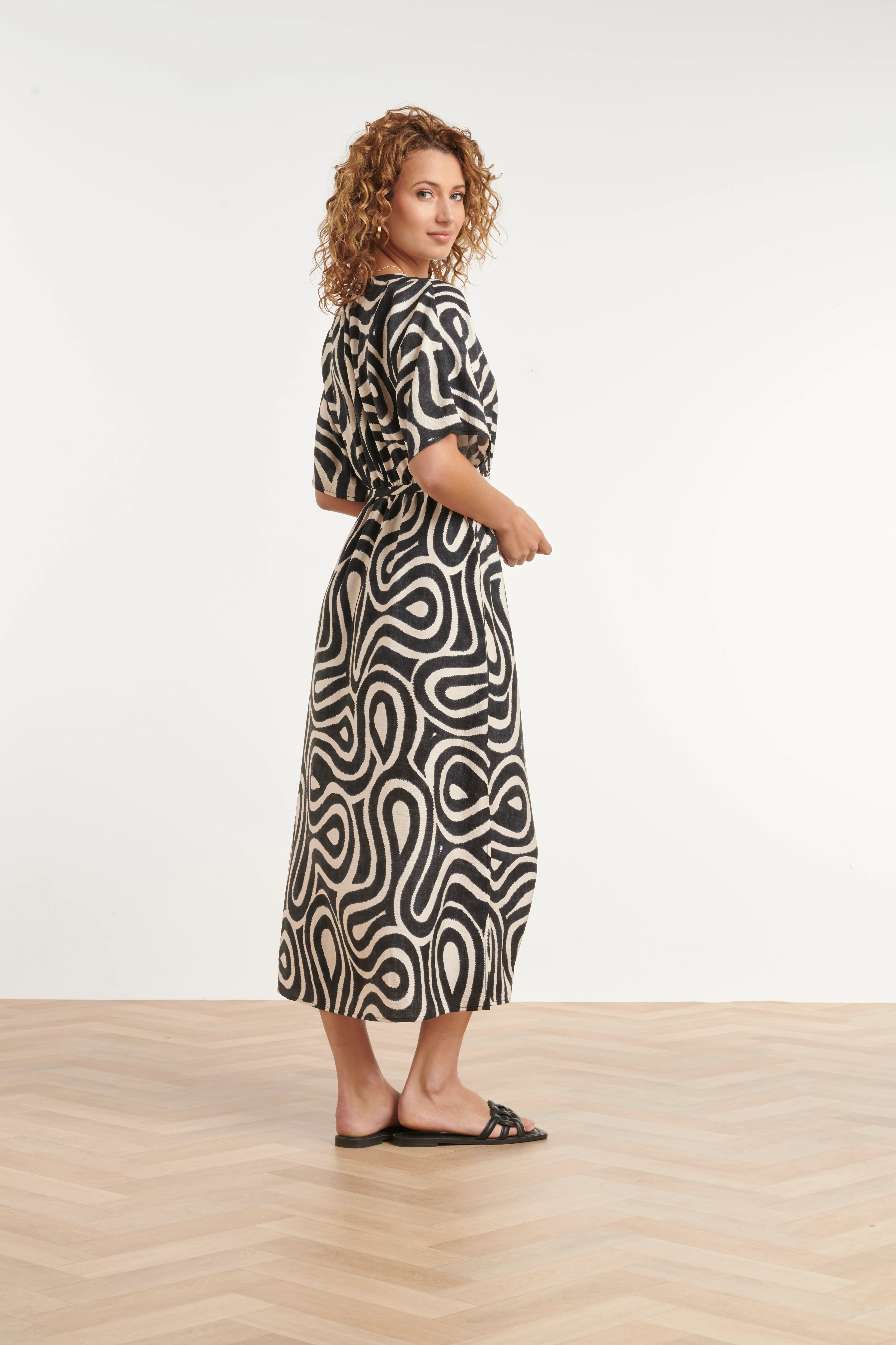 Zwart-Witte Maxi Jurk Met Grafische Print En Ceintuur | Black White - Image 5