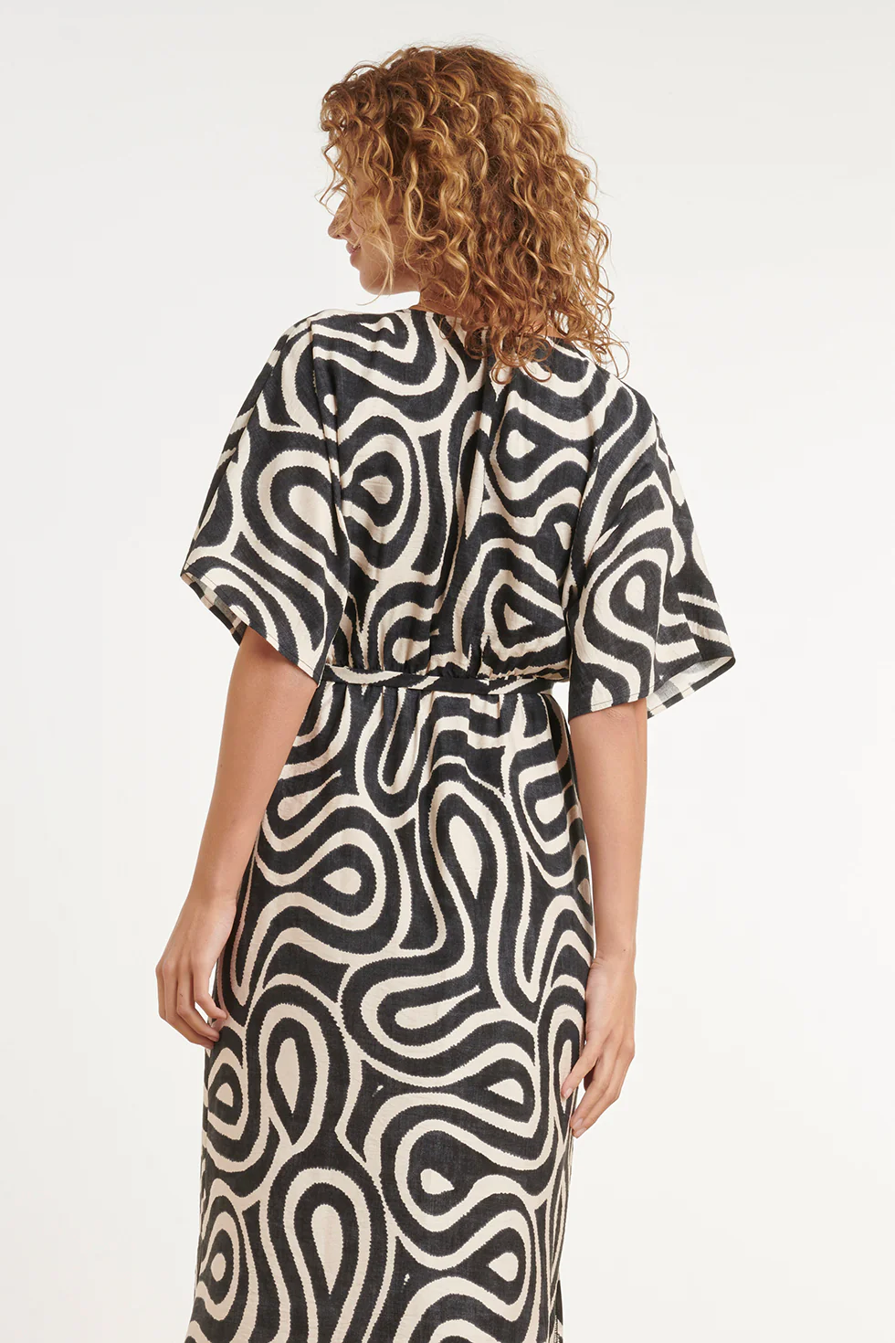 Zwart-Witte Maxi Jurk Met Grafische Print En Ceintuur | Black White - Image 6