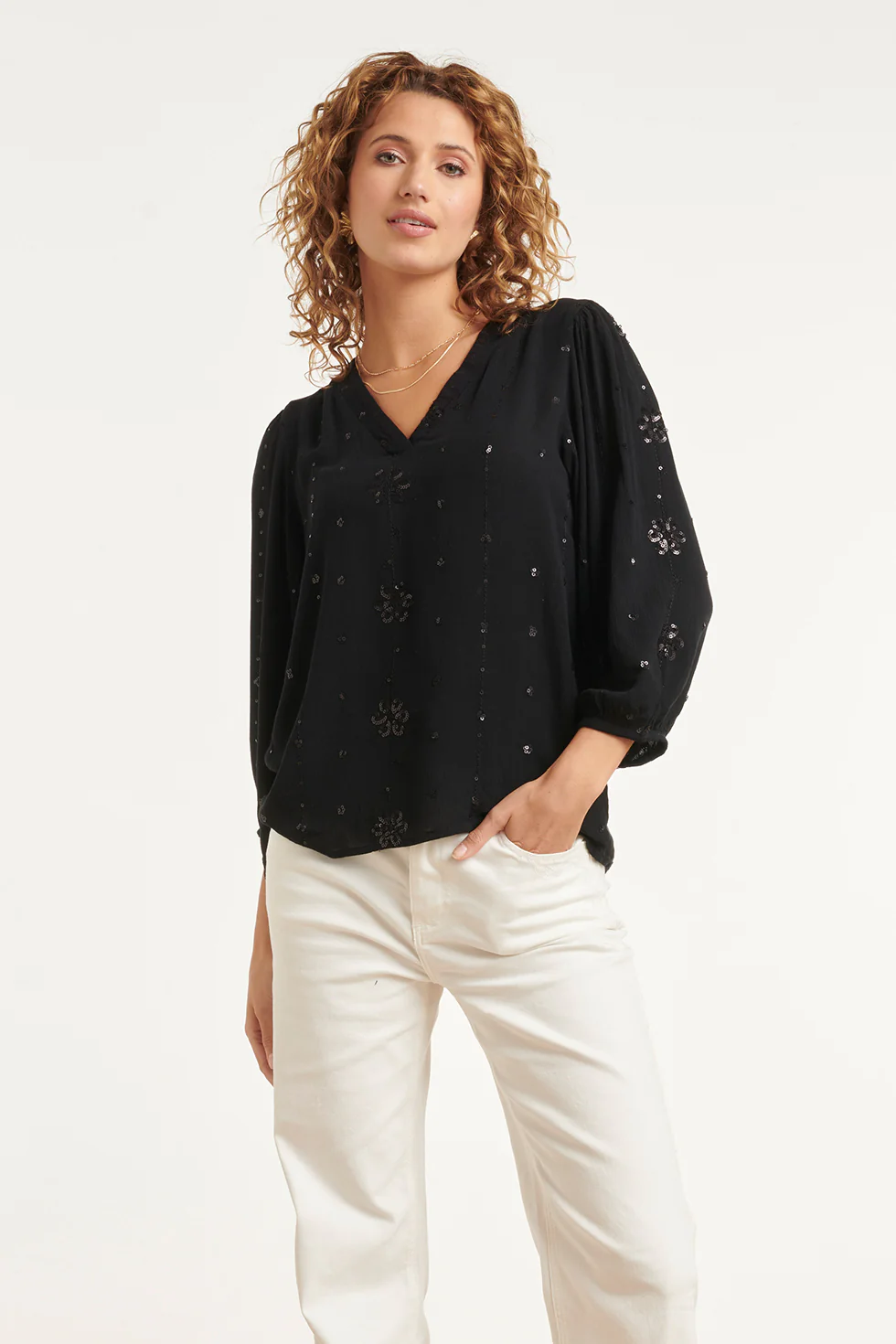 Zwarte Blouse Met Subtiel Goudkleurig Borduursel En V-Hals | Black
