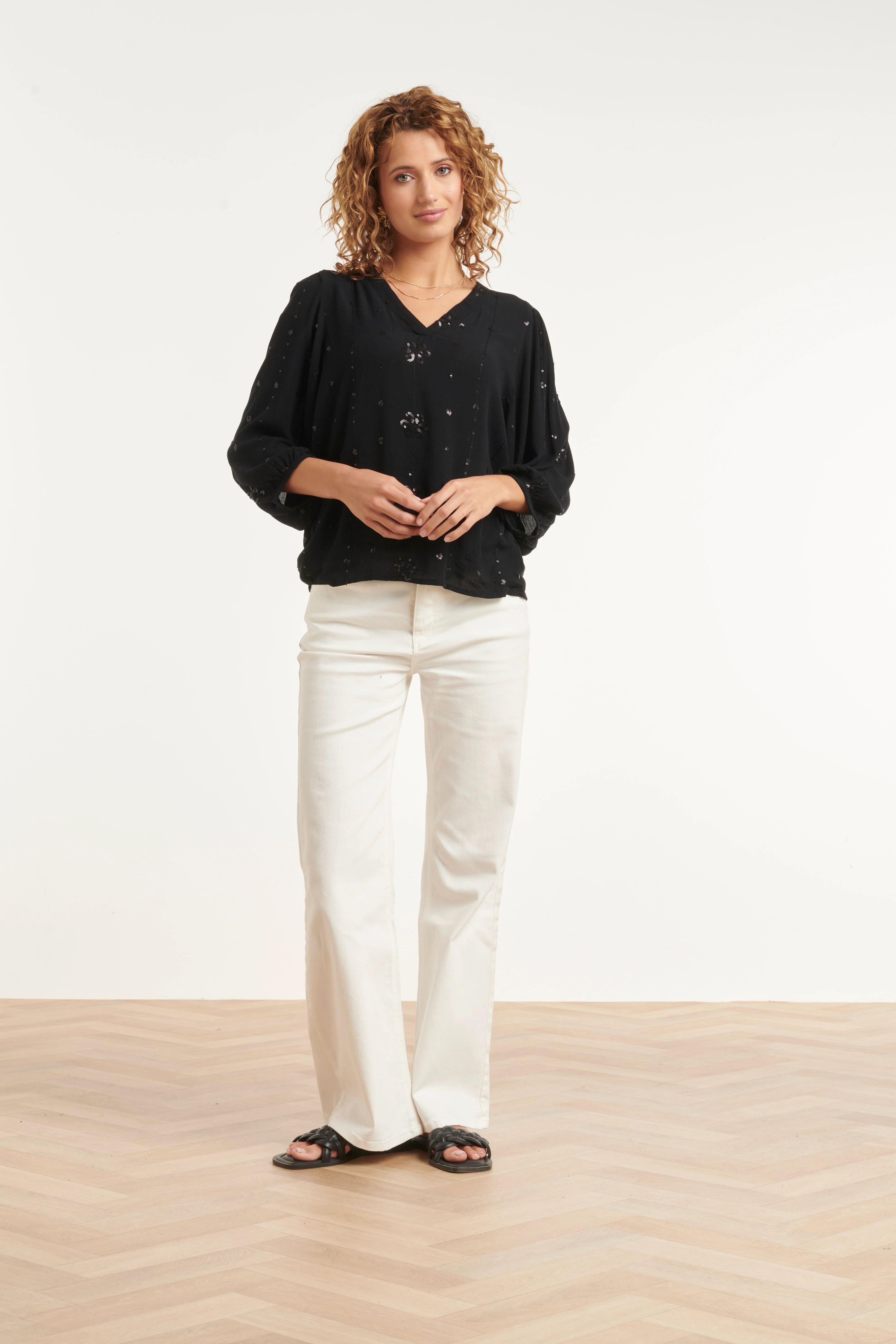 Zwarte Blouse Met Subtiel Goudkleurig Borduursel En V-Hals | Black - Image 3