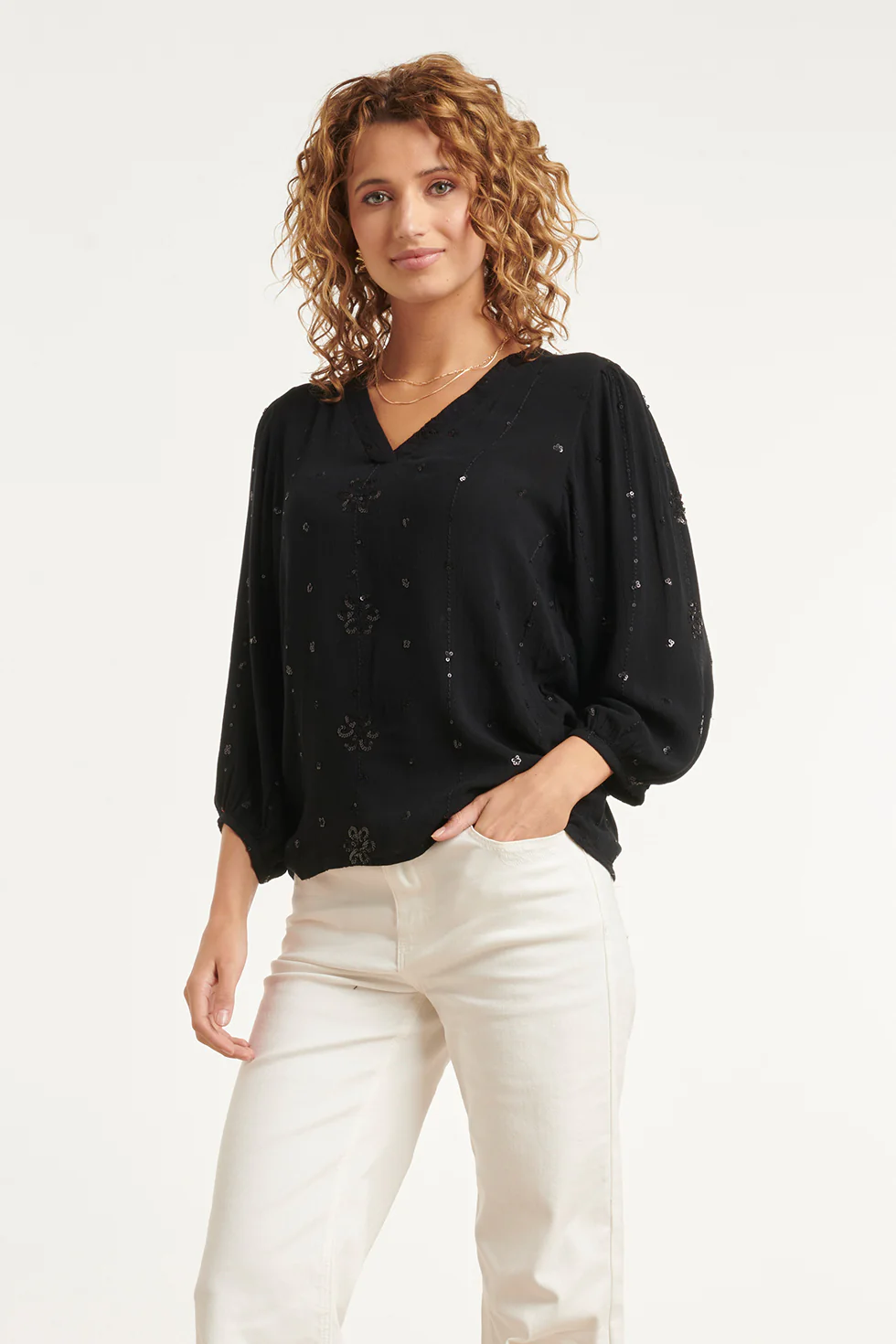Zwarte Blouse Met Subtiel Goudkleurig Borduursel En V-Hals | Black - Image 4