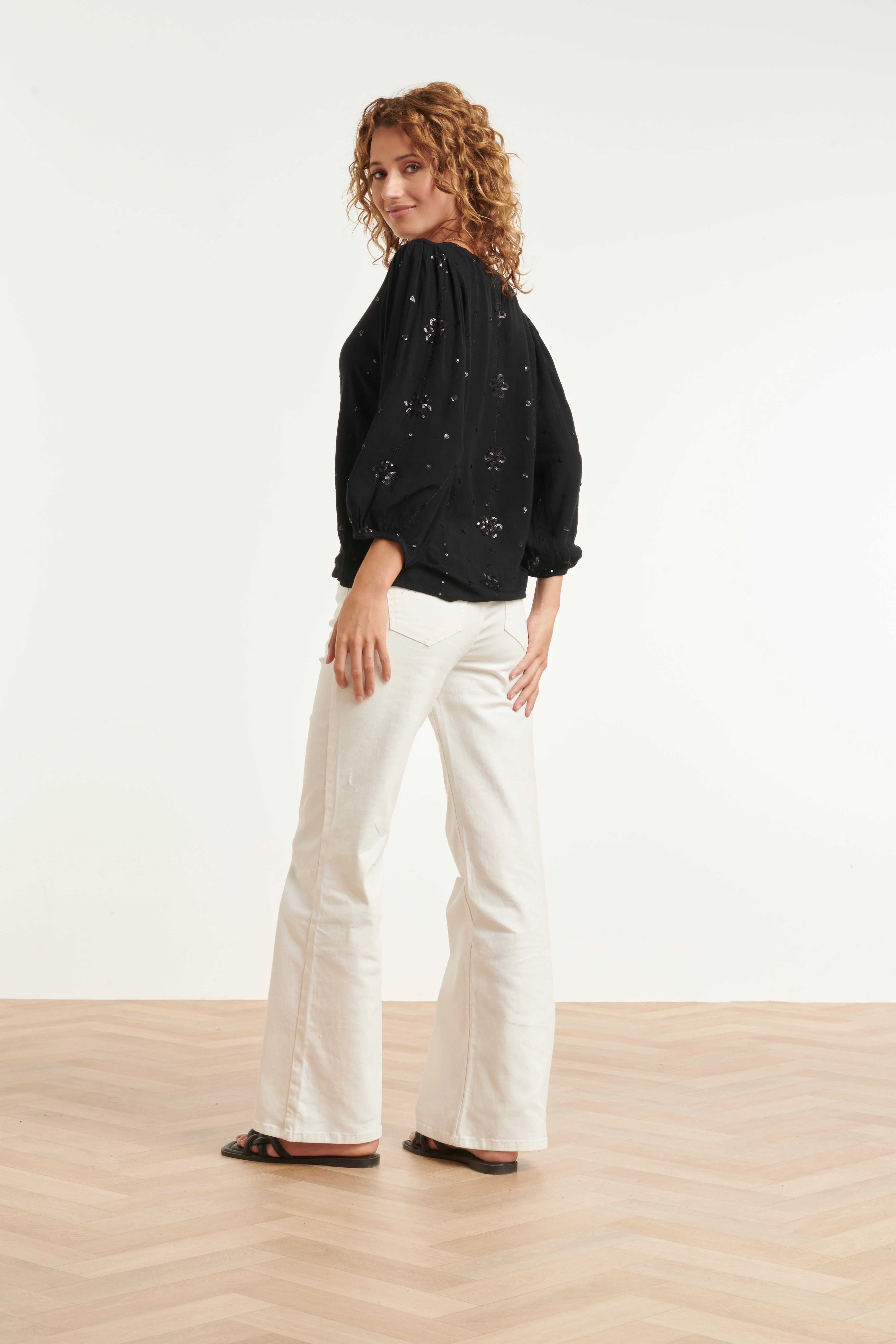 Zwarte Blouse Met Subtiel Goudkleurig Borduursel En V-Hals | Black - Image 5