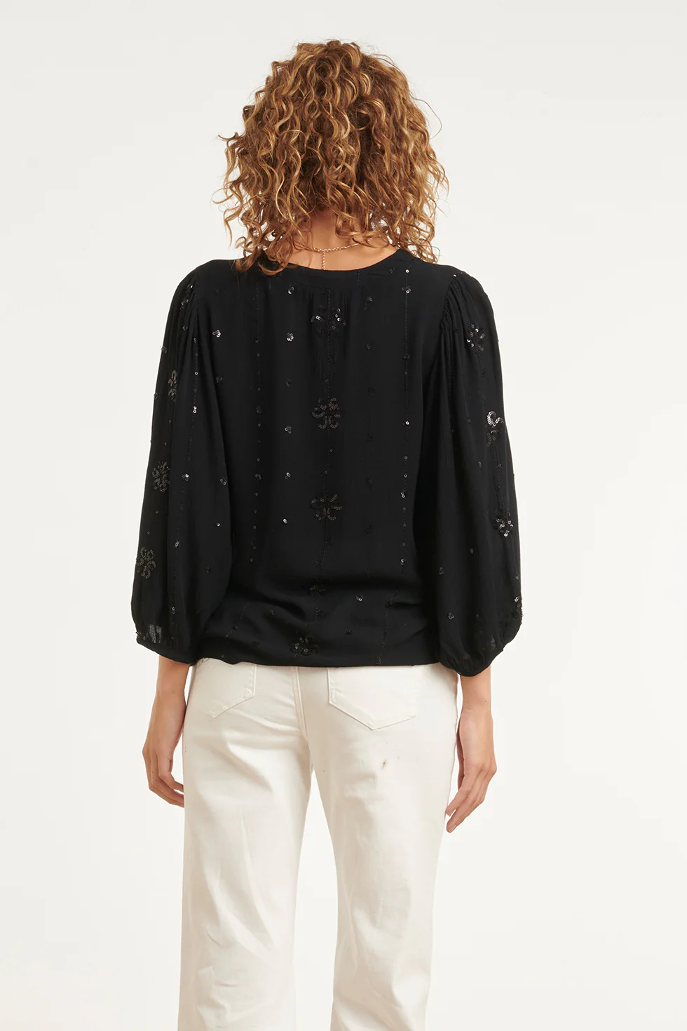 Zwarte Blouse Met Subtiel Goudkleurig Borduursel En V-Hals | Black - Image 6
