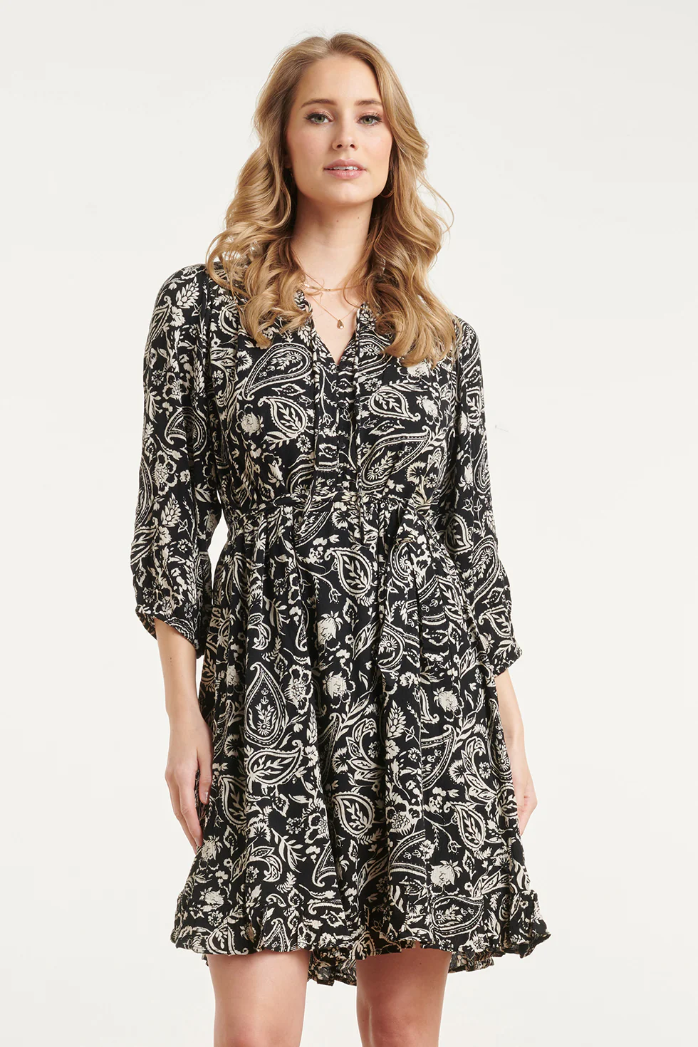 Zwarte Jurk Met Beige Paisley Print En Ruffle Zoom | Black White