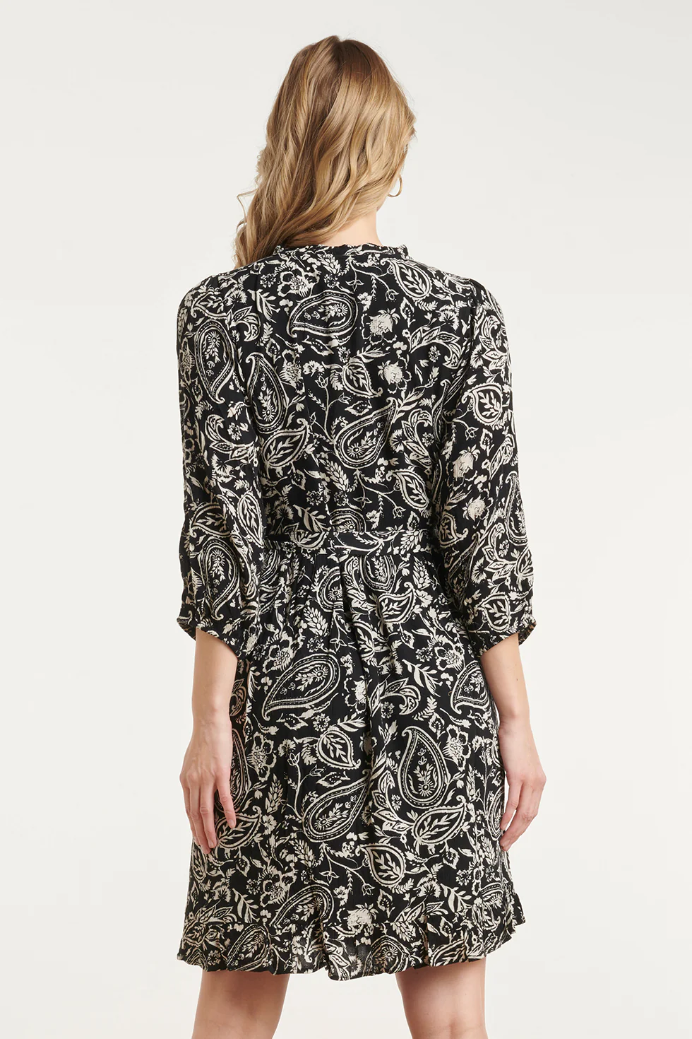 Zwarte Jurk Met Beige Paisley Print En Ruffle Zoom | Black White - Image 6
