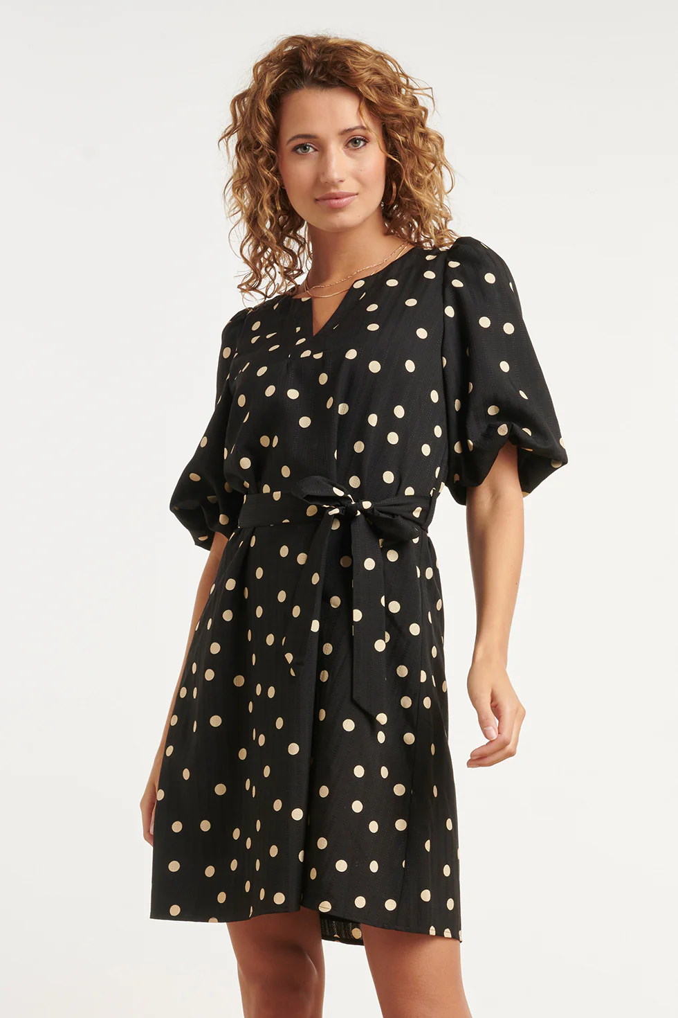Zwarte Jurk Met Beige Stippenprint En Strikceintuur | Black - Brown