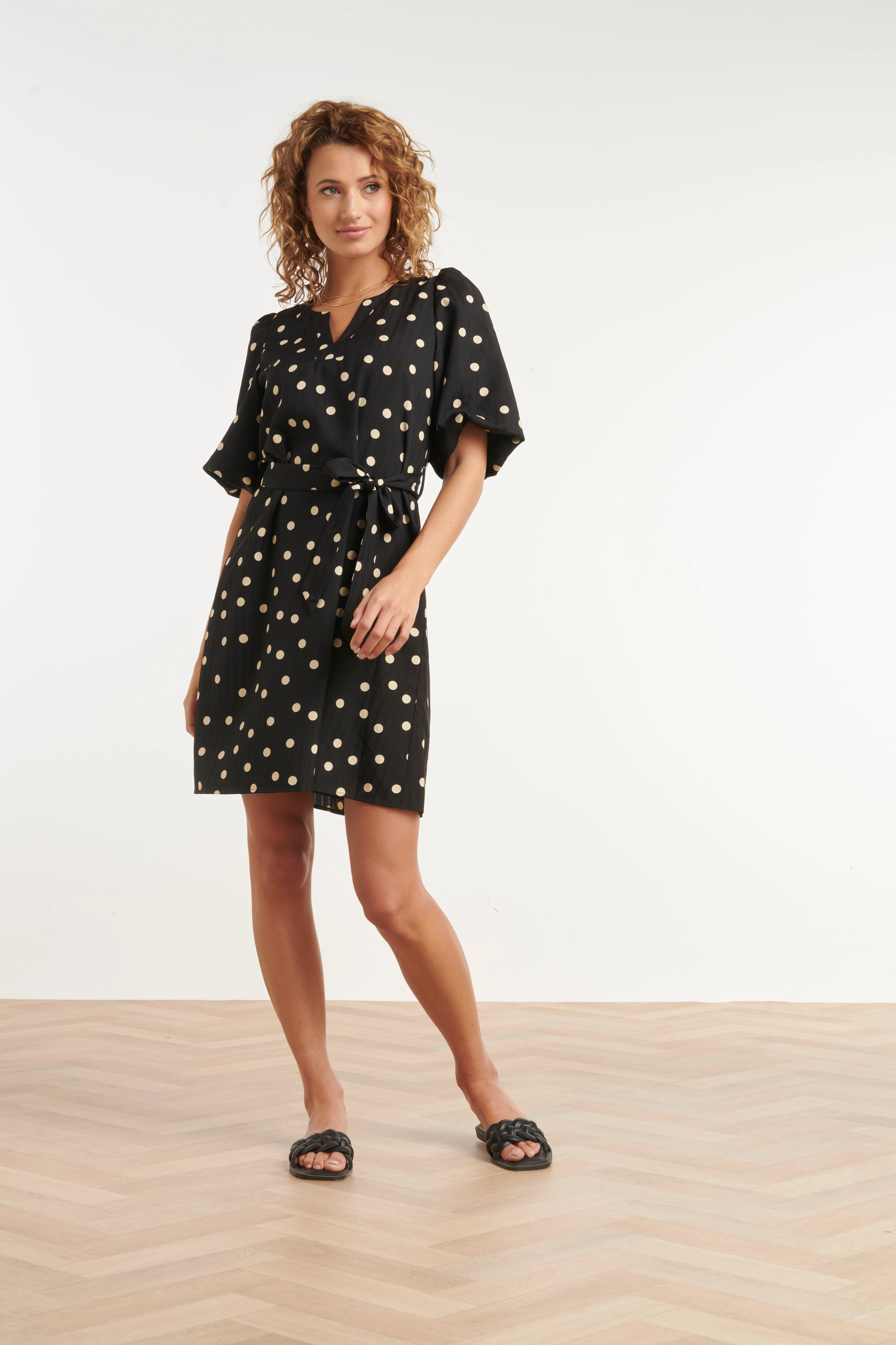 Zwarte Jurk Met Beige Stippenprint En Strikceintuur | Black - Brown - Image 3