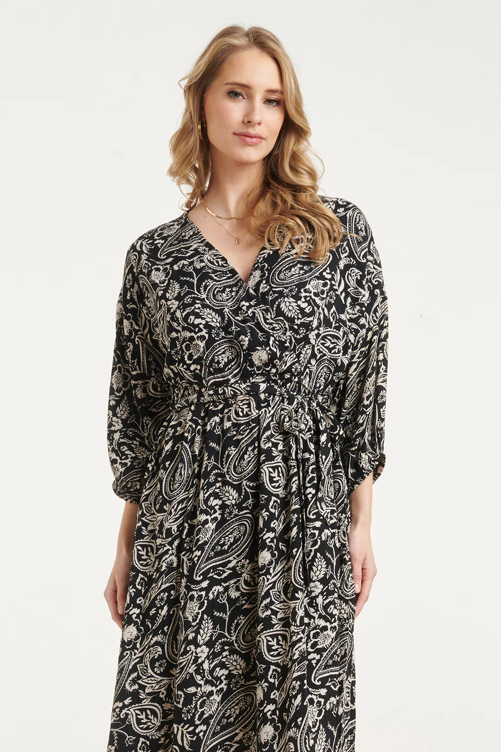 Zwarte Midi Jurk Met Beige Paisley Print | Black White - Image 3