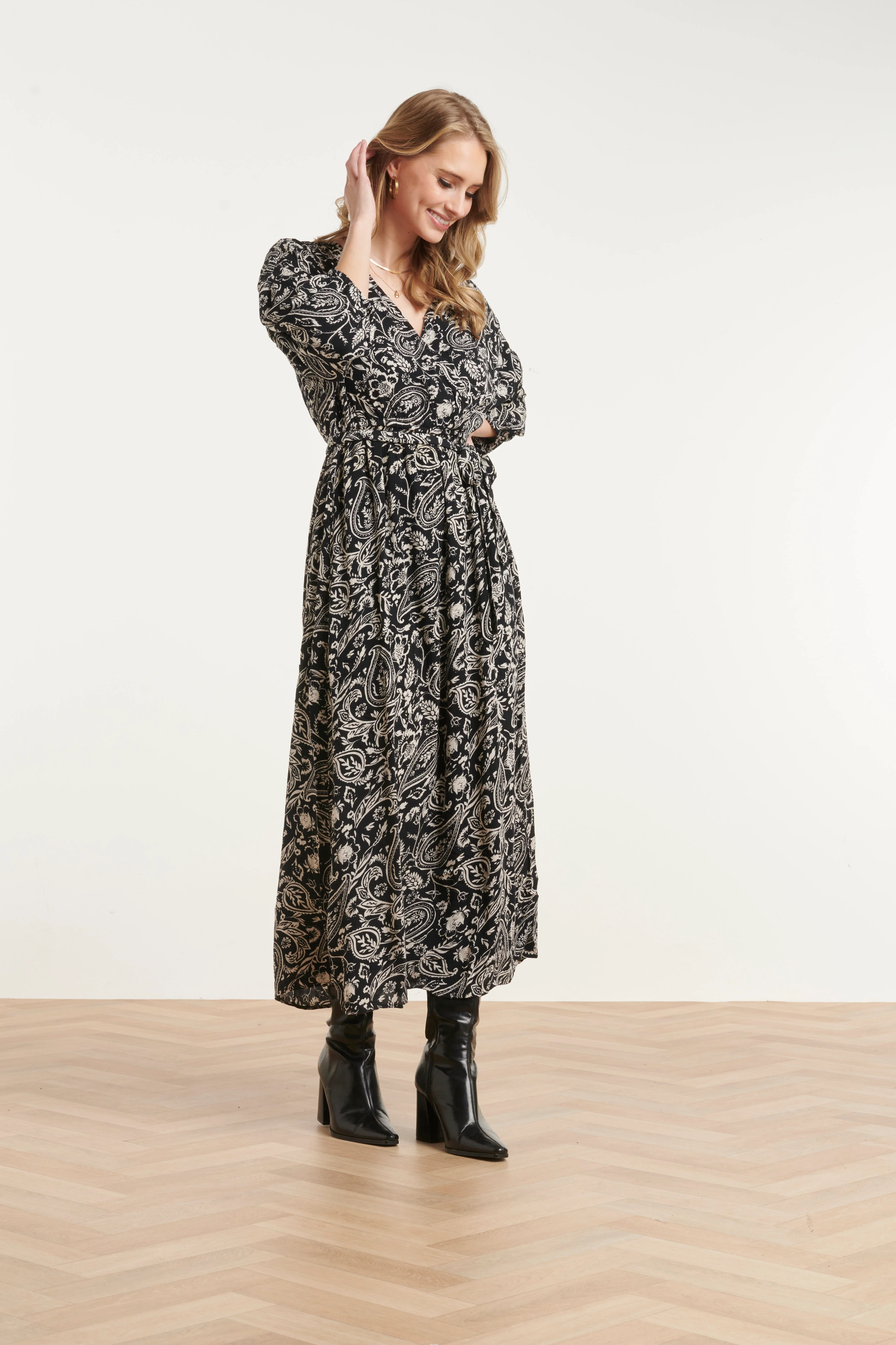 Zwarte Midi Jurk Met Beige Paisley Print | Black White - Image 4