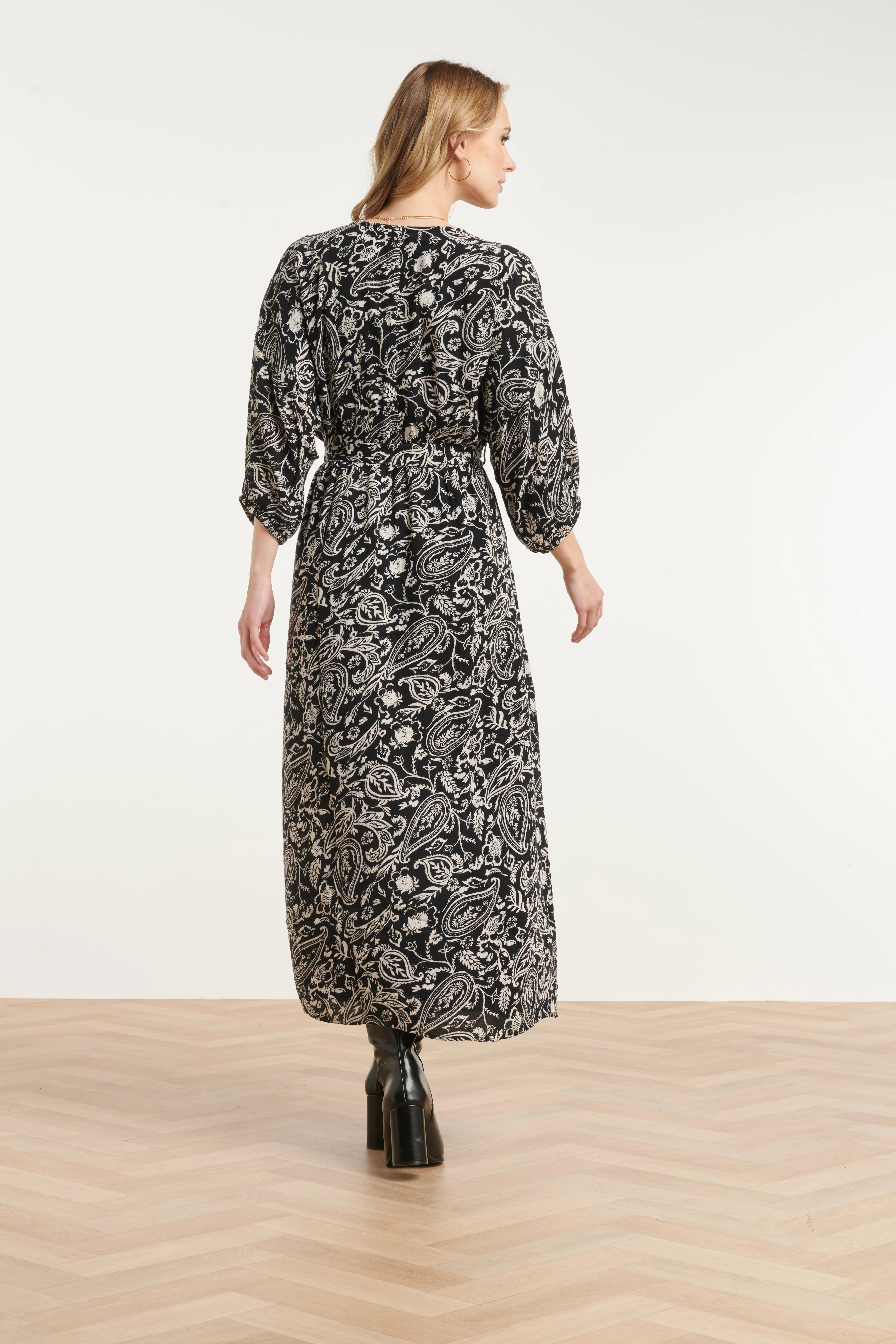 Zwarte Midi Jurk Met Beige Paisley Print | Black White - Image 6