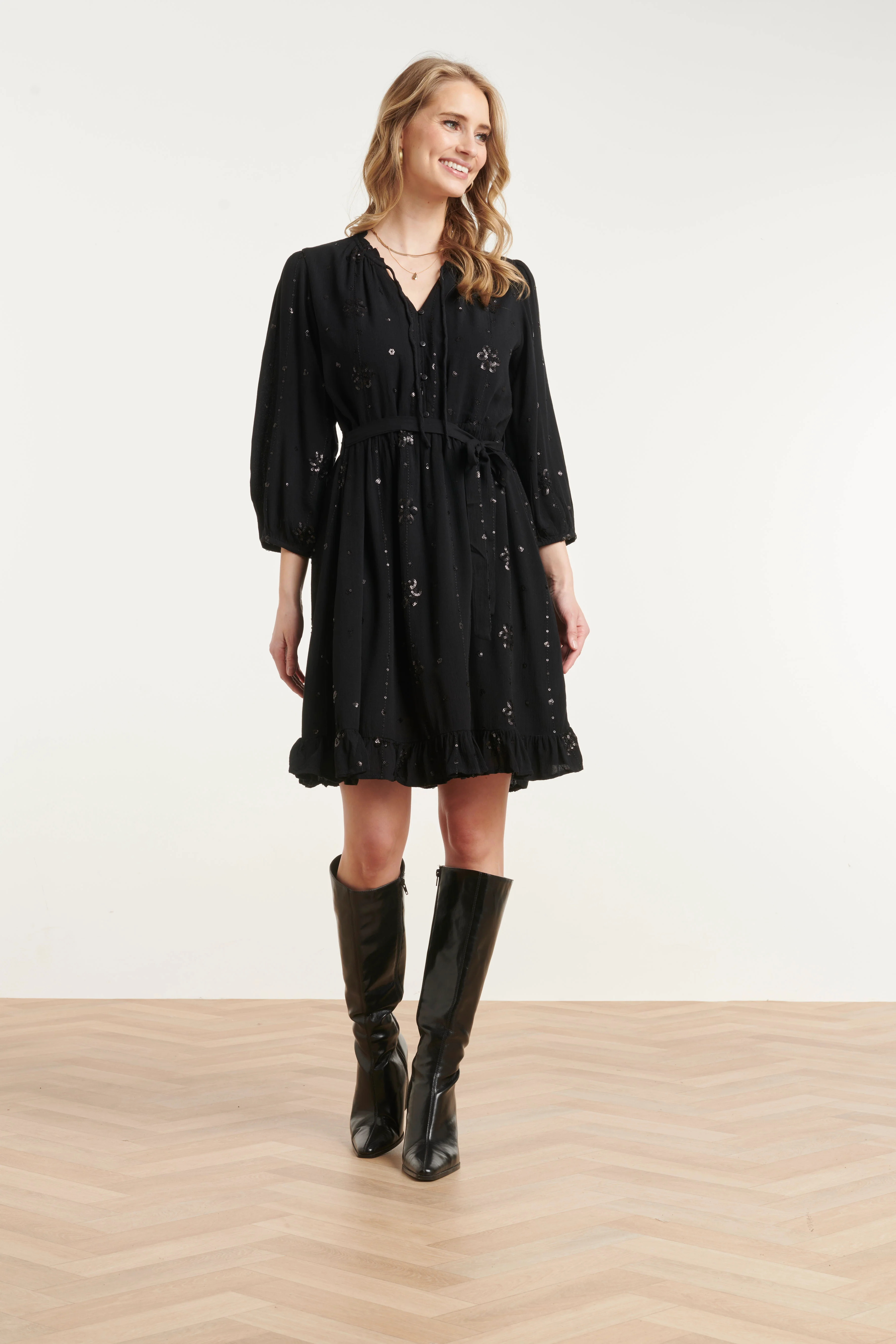 Zwarte Midi Jurk Met Subtiel Goudkleurig Bloem Borduursel | Black - Image 3