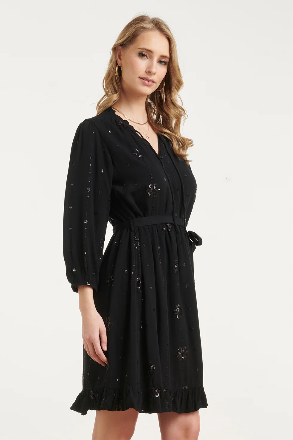 Zwarte Midi Jurk Met Subtiel Goudkleurig Bloem Borduursel | Black - Image 4