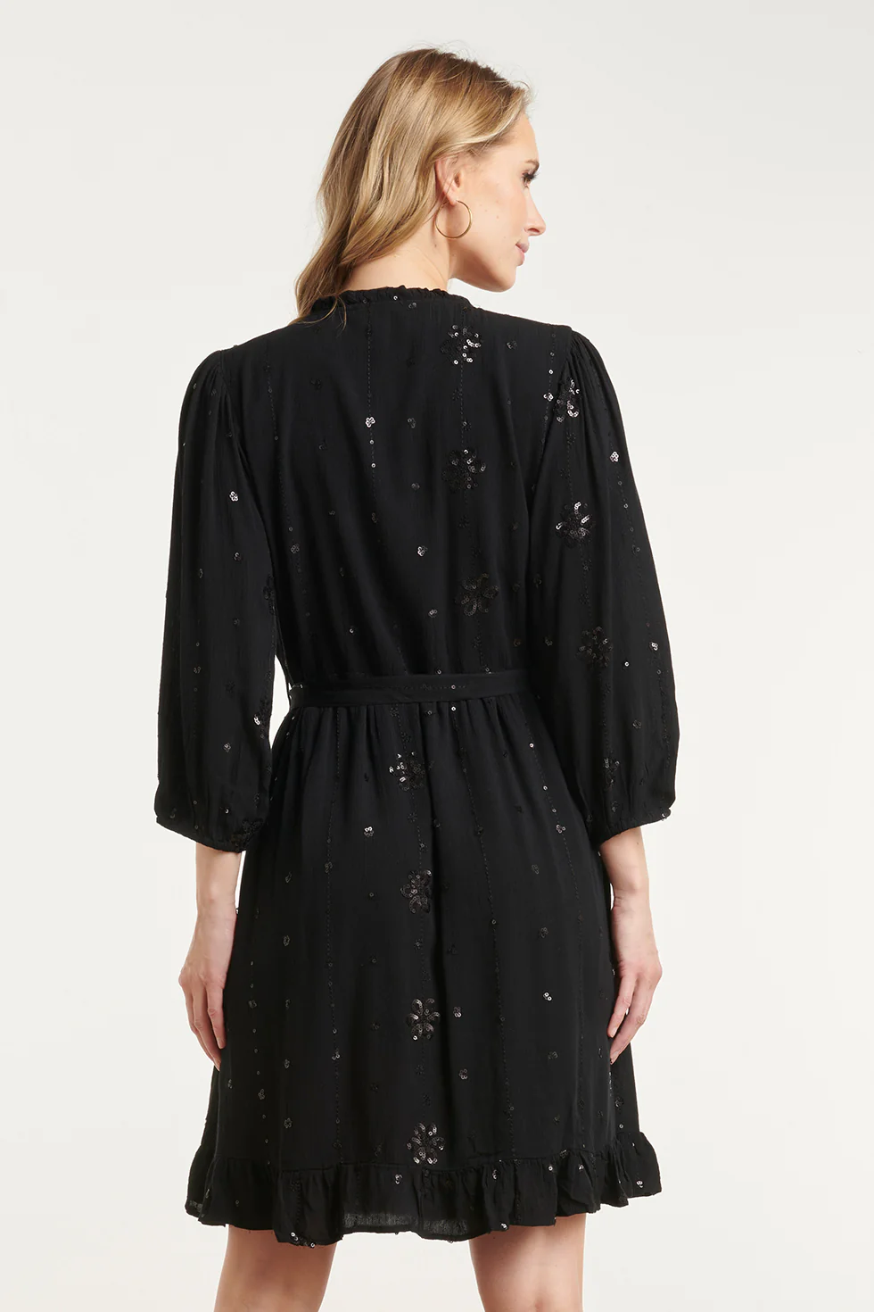 Zwarte Midi Jurk Met Subtiel Goudkleurig Bloem Borduursel | Black - Image 6